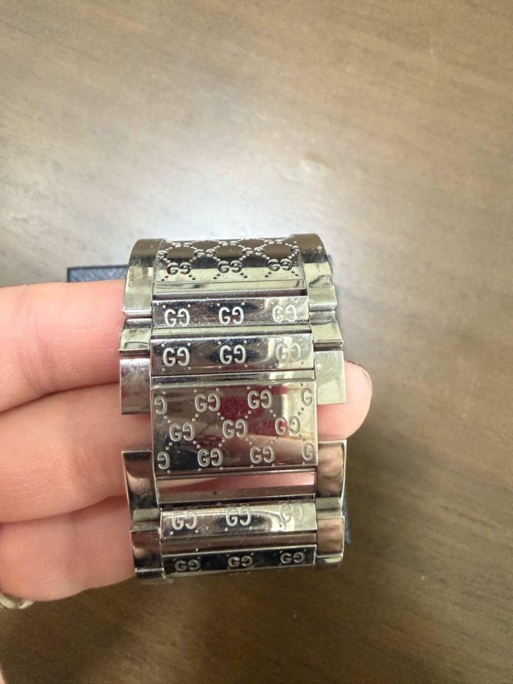 Gucci Silver 112 Twirl GG Pattern Cuff Watch with Gray Dial - Picture 4 of 7
